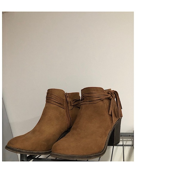 Brown little booties 🤎 🥾 - Picture 2 of 4